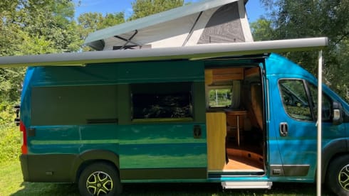 Lovely Hymer bus camper (with lifting roof?!)