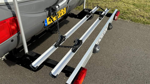 Discover freedom with our fresh Hymer B 584 – with bar layout, lifting bed 