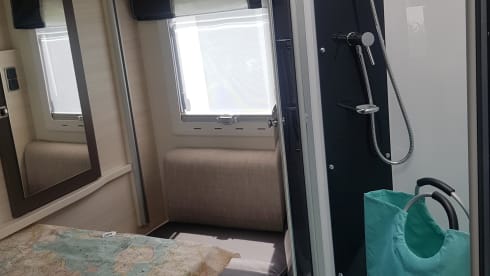 Bubble on wheels: child-friendly with a lift bunk bed or spacious luxury for 2!