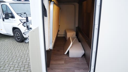 Ford CI Alcove, 6-Persons sitting / sleeping places!