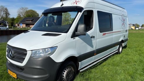 Spacious and luxurious bus camper for 2 people