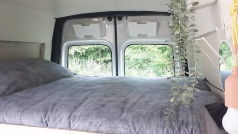 Atmospheric modern bus camper (3 pers)