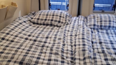Bus camper with 2 length beds. Automatic 150 hp.