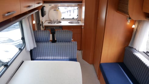 Hymer Alcove Sleeps 5, Seats 5!!