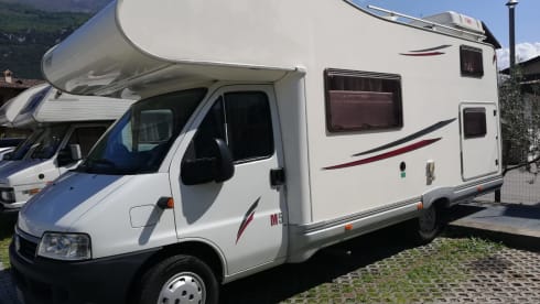 Seven-berth motorhome with double dinette