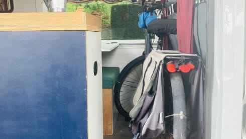 Campervan per 2 persone autosufficiente dal punto di vista energetico con terrazza prendisole (e altezza interna di 193 cm)