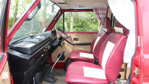 Poppy – VOLKSWAGEN T25 RETRO 1980'S 4 BERTH CAMPER, DIESEL HEATING, OFF GRID.