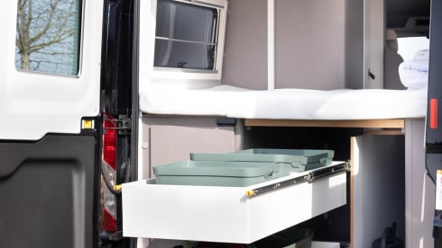 mooie bus 2 persoons Ford camper uit 2023 met luxe inrichting