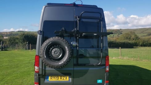 Simon – Volkswagen Crafter Luxus-Wohnmobil mit 4 Schlafplätzen