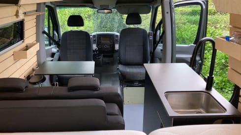 The Beast expeditie camper – 3p Mercedes-Benz bus from 2023