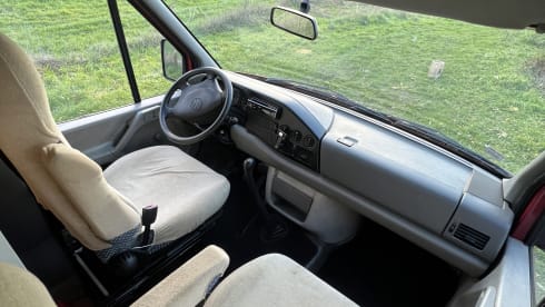 DiDi – Hip self-sufficient 2p VW Bus camper