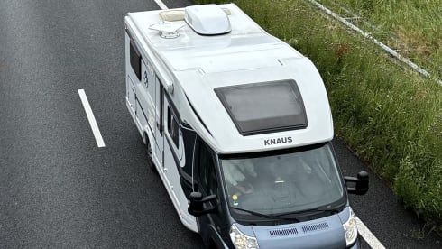 Beautiful 4 person Knaus Skywave