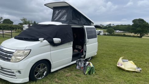 Jiggleypuff – Nissan campervan uit 2007 met 3 slaapplaatsen (klein gezin).