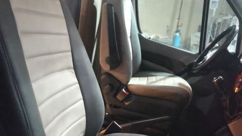 B.a.  – 2p VW Crafter bus uit 2014