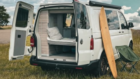 Django – 4p Volkswagen campervan uit 2018