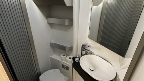 Bob – 3p Adria Mobil semi-integrated uit 2023