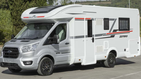 UWO – Fixed Double Bed 4 Berth Motorhome | Couples & Family | Automatic 
