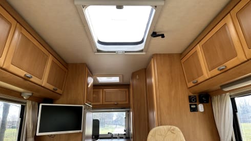 Discover freedom with our fresh Hymer B 584 – with bar layout, lifting bed 