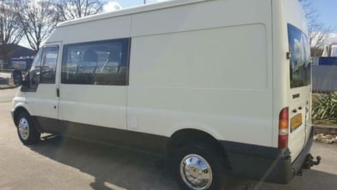 Betsy – Bus camper with long double bed!