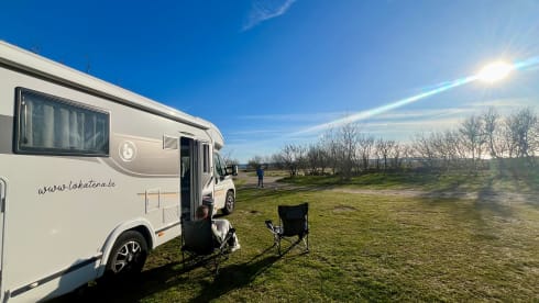Lokatena – Der neue Benimar Bel Air, teilintegriert mit 5 Sitzplätzen und Schlafplätzen