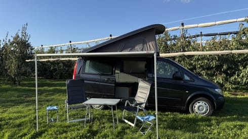 2p Mercedes-Benz campervan uit 2006