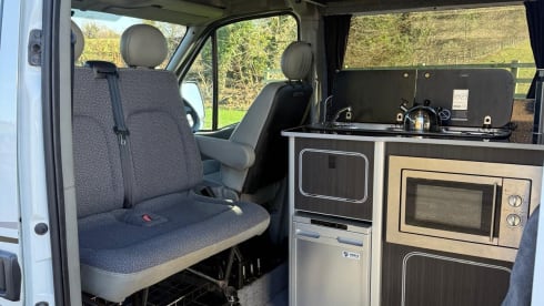 Marge – Campervan met 3 slaapplaatsen, volledig zelfvoorzienend. 