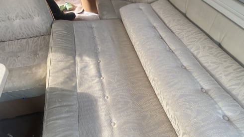 Aisholpan – Comfortabele Adria Vision met 4 slaapplaatsen voor reisplezier in alle weersomstandigheden.