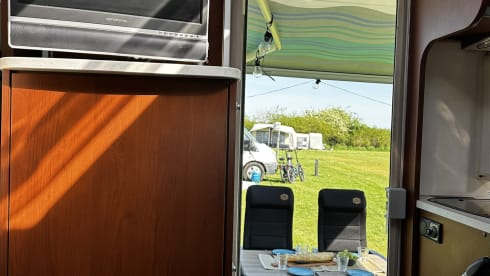 June – Super cozy and complete 2p camper! 