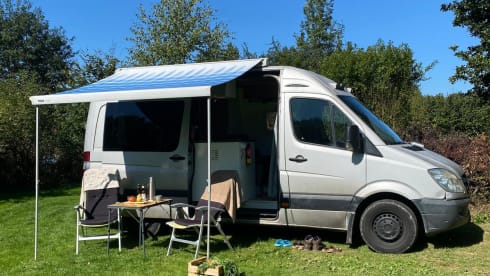 Meddy – 2 persoons ruime Mercedes bus 2009