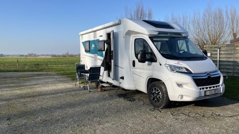 Joa 75T – 5p Bavaria semi-integrated uit 2024