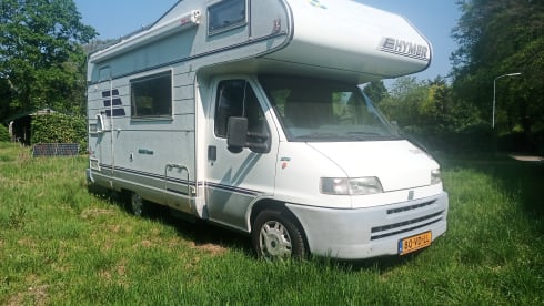 Fietsvakantie – 4-person Hymer with 2 E-Bikes