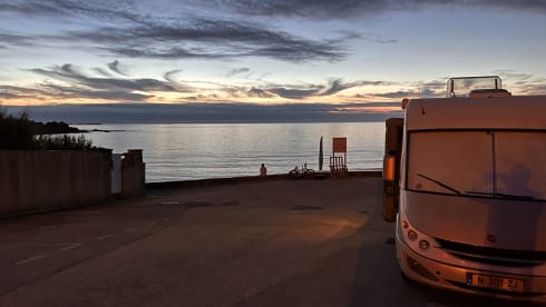 Spacious Luxury Camper 4/5p | hp 170 | transverse bed & lifting bed | complete inventory 