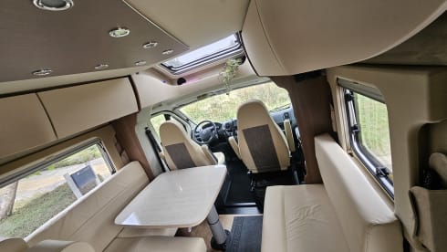 Bobby – 4p Bürstner semi-integrated uit 2014