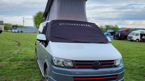Eddie – 4 berth Volkswagen Campervan T5 Pop top