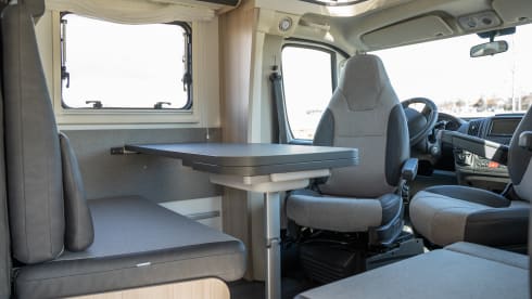 Bijna nieuwe Sunliving camper 2024 – 5p Sun Living semi-integrated uit 2024
