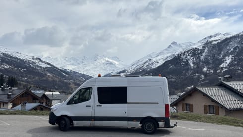 Vangelina Jolie – 2 berth Mercedes-Benz Sprinter
