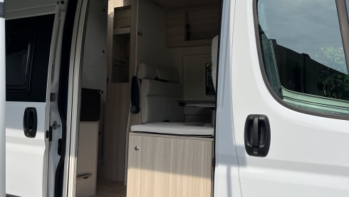 Dreamer Camp 5 – Spacious campervan for 4 to 5 people (sitting & sleeping)  