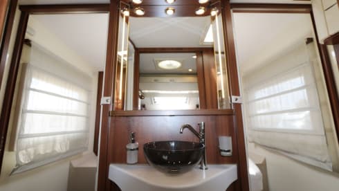 McLouis Sovereign 78 – Very luxurious, modern 5-person camper, freedom with real comfort