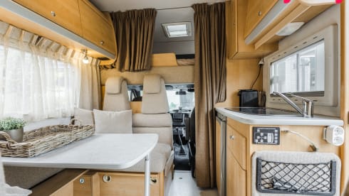 Alkoof King –  Fully equipped 6p camper with roof air conditioning and automatic leveling system