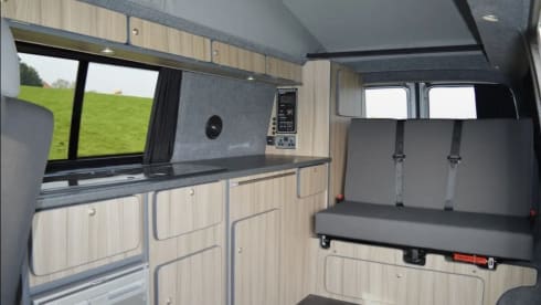 Violet – Camper Volkswagen a 4 posti letto del 2011