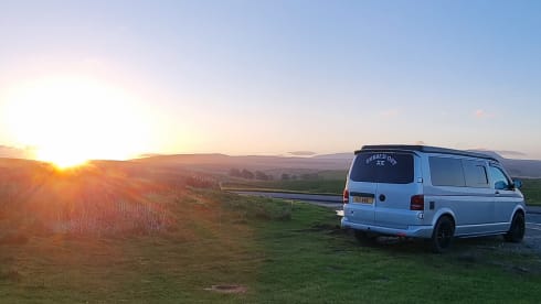 Tommie – 4 person VW, near Airport & major motorways! LWB, PopTop roof + loads more!