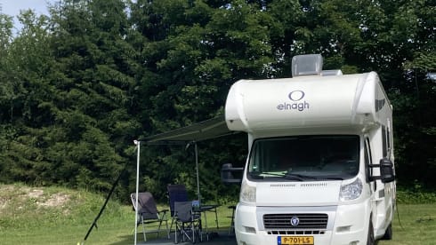 Nice, spacious alcove family camper with lots of light!