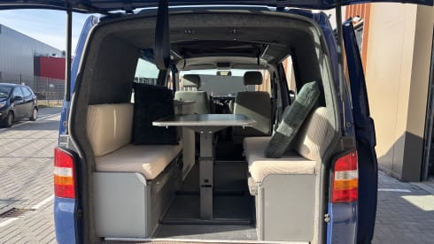 2p Volkswagen campervan uit 2003