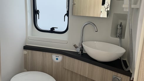 Kneusje – 2p Adria Mobil bus uit 2022
