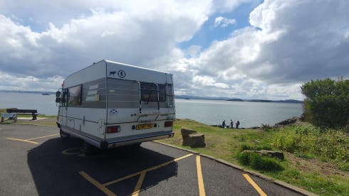 Hymer semi-integrale camper met 6 slaapplaatsen, gebouwd in 1990.