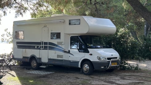 Alkoof King –  Fully equipped 6p camper with roof air conditioning and automatic leveling system