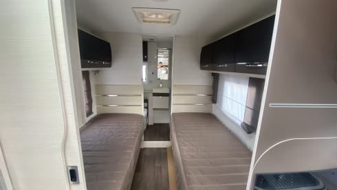 Zeer mooie camper half integraal 5 slaapplaatsen 4 zitplaatsen  – 5p Challenger semi-integrated from 2017