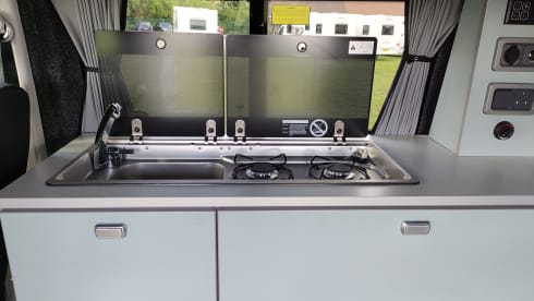 Bennie – Volkswagen Campervan mit 4 Schlafplätzen aus dem Jahr 2020