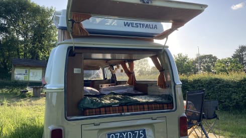 HIPPIECAMP – Retro Volkswagen camper with 4 sleeping places