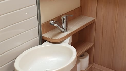 2p Bürstner semi-integrated uit 2011